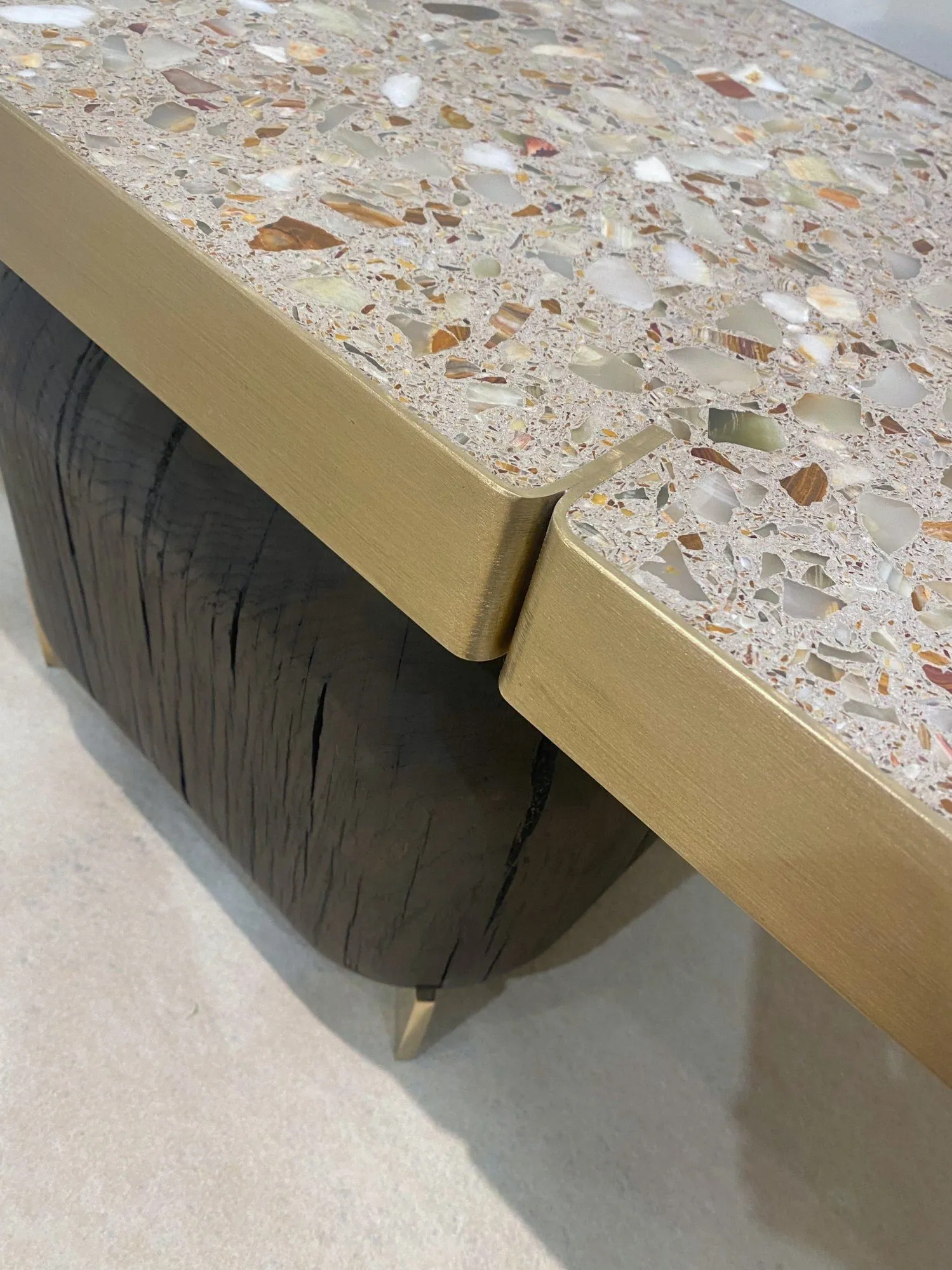 SAIKORO, meubelontwerp voor liz tables, Design